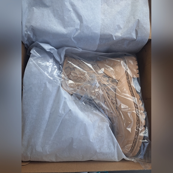 NWT Marina Lace Combat Boot Size 8 Justfab - Picture 5 of 9